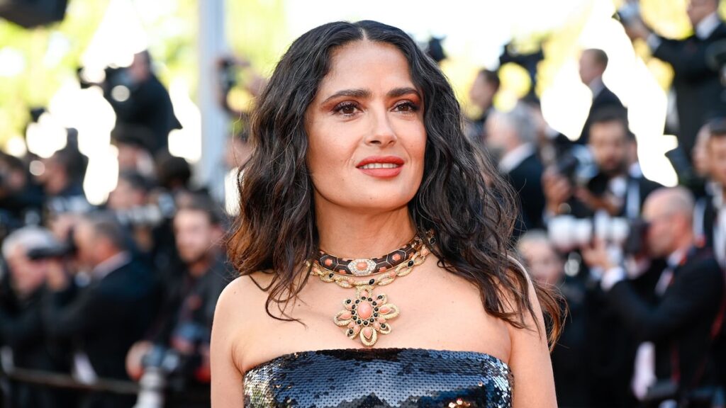Salma Hayek revela el secreto de su increíble figura y su piel juvenil: su última sesión de fotos de bikini