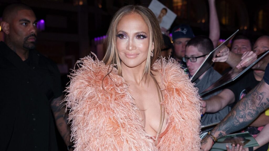 Jennifer López está de vuelta en el centro de atención con dos impresionantes looks después de una lesión facial