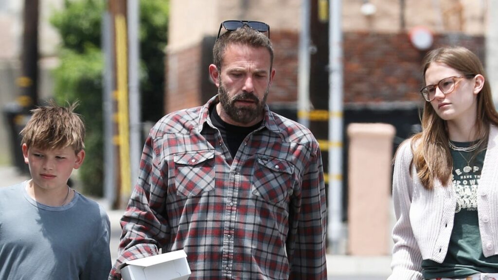 Violet Affleck se une a Ben y Samuel para un almuerzo rápido en las vacaciones de verano