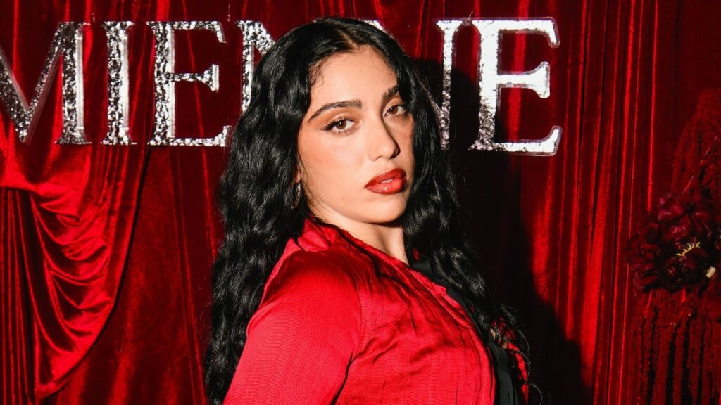 Lourdes Leon muestra sus habilidades de canto durante el rendimiento íntimo en la ciudad de Nueva York