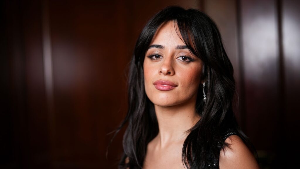 Camila Cabello posa en una blusa semi-bar y micro pantalones cortos en la Riviera francesa