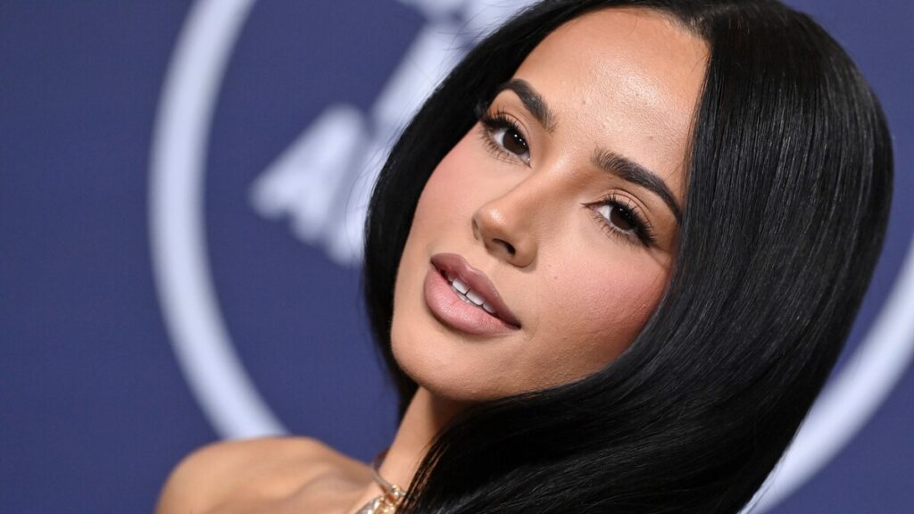 Becky G gobierna el 2025 AMAS en un mini vestido de curva audaz que abraza