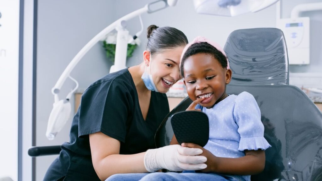 ¿Tu niño se rompió un diente? Aquí está exactamente lo que los dentistas pediátricos dicen que hacer a continuación