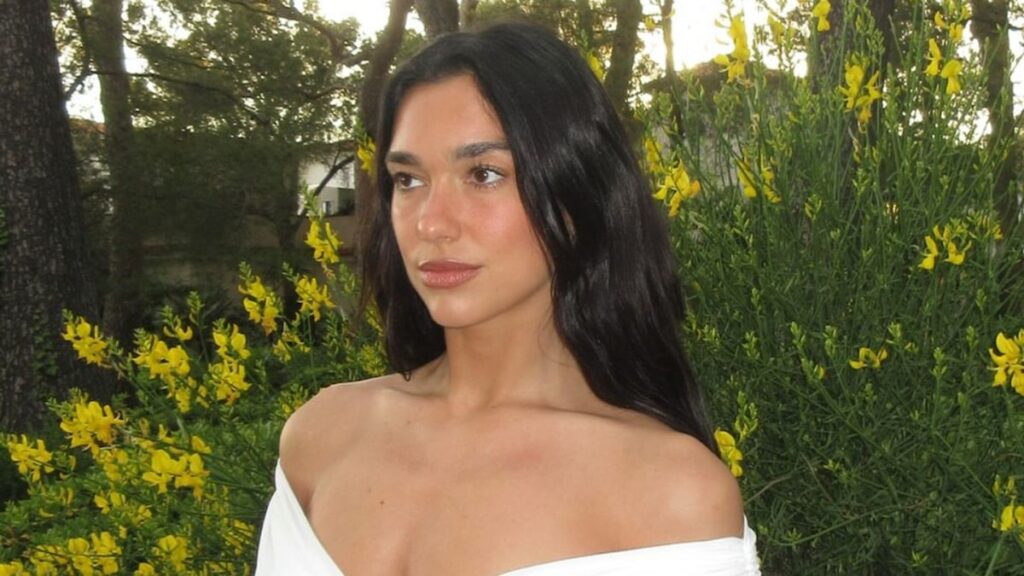 Dua Lipa posas con un vestido blanco nupcial en medio de compromiso con Callum Turner