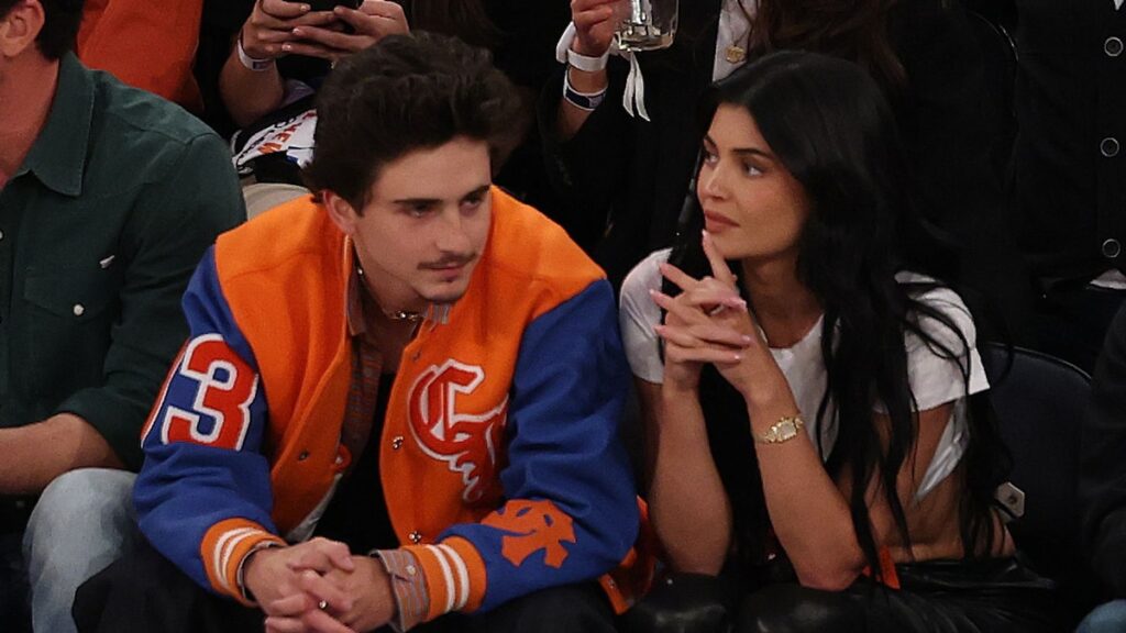 Kylie Jenner y Timothée Chalamet no pueden detenerse en Knicks vs. Pacers Juego 5