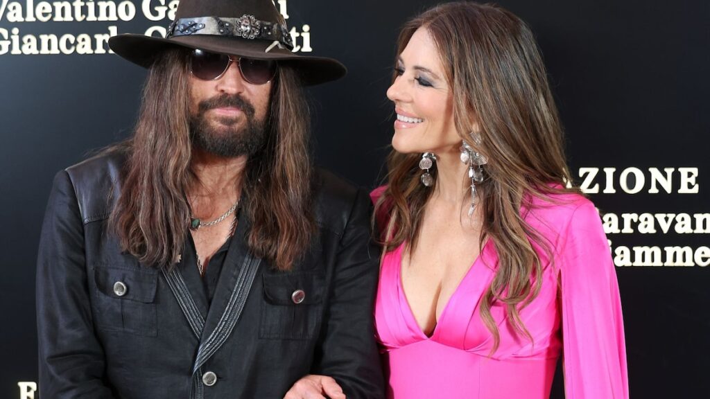 Elizabeth Hurley usa un vestido rosa brillante para el debut en la alfombra roja con el novio Billy Ray Cyrus