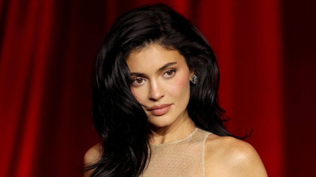 Kylie Jenner aparece el calor en un pequeño bikini de color rosa fuerte