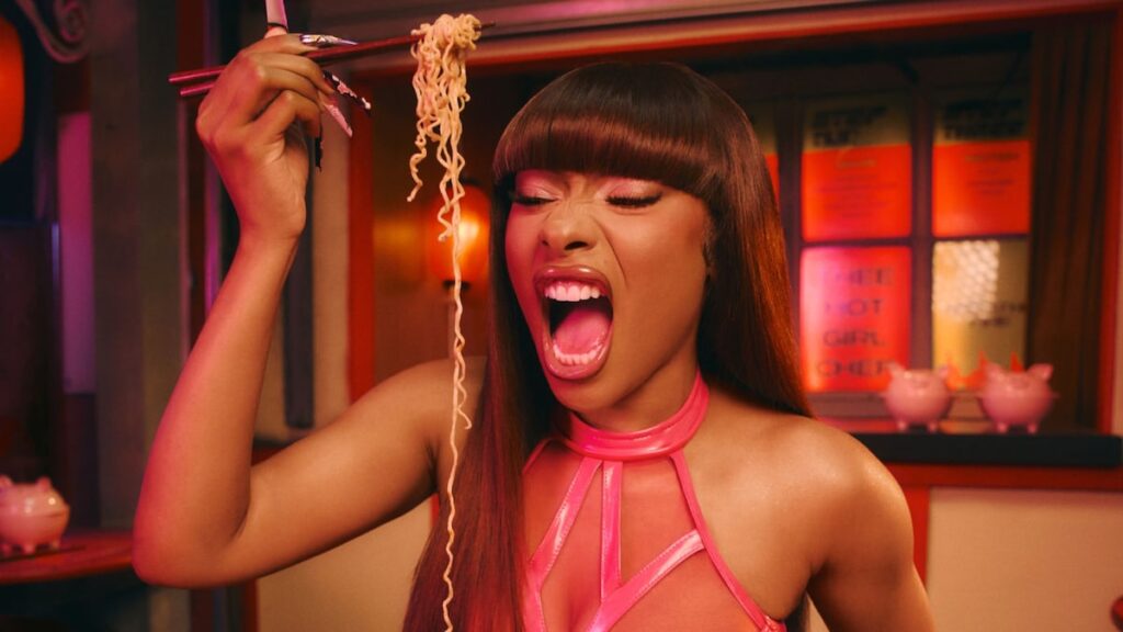 Salir con Megan Thee Stallion, Patrick Mahomes y diecisiete años con la ayuda de Airbnb