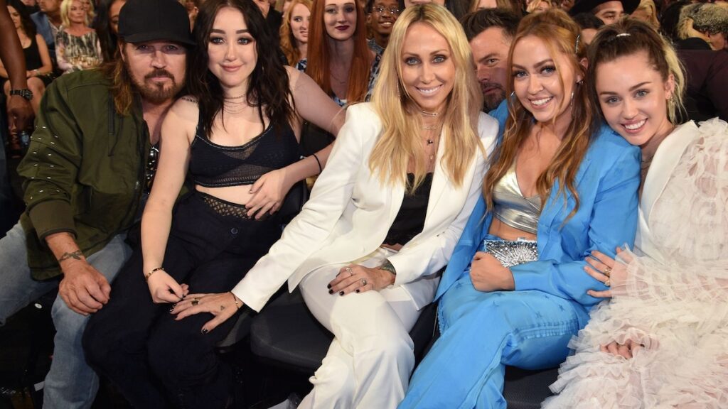 Miley Cyrus se reúne con el papá separado Billy Ray en la fiesta de cumpleaños del hermano Braison