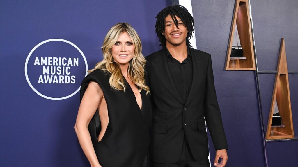 Heidi Klum comparte consejos con su hijo Henry en impresionantes miradas totalmente negras a 2025 AMAS