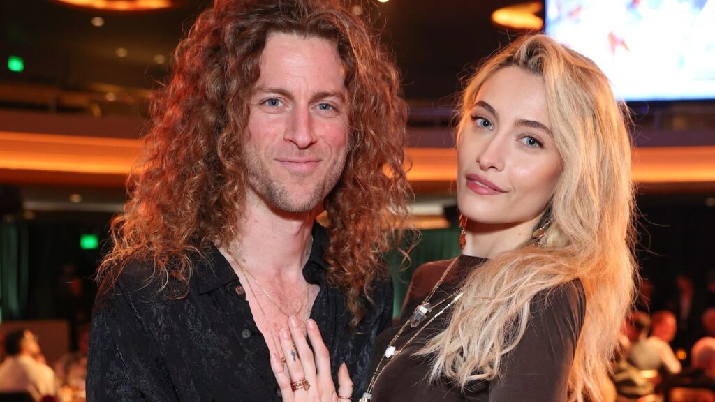 Paris Jackson y su prometido Justin Long son todas sonrisas en una excursión pública rara en Malibu