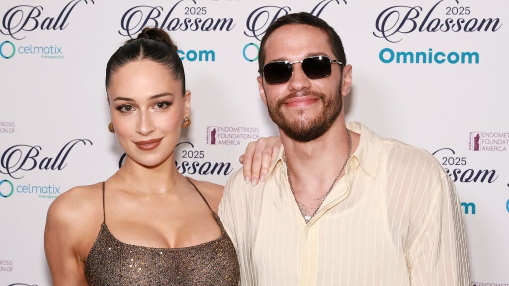 El debut de la alfombra roja de Pete Davidson y Elsie Hewitt dibuja una comparación de Kim Kardashian