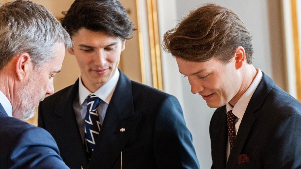 El rey Frederik honra a los sobrinos mayores cuyos títulos se cambiaron anteriormente