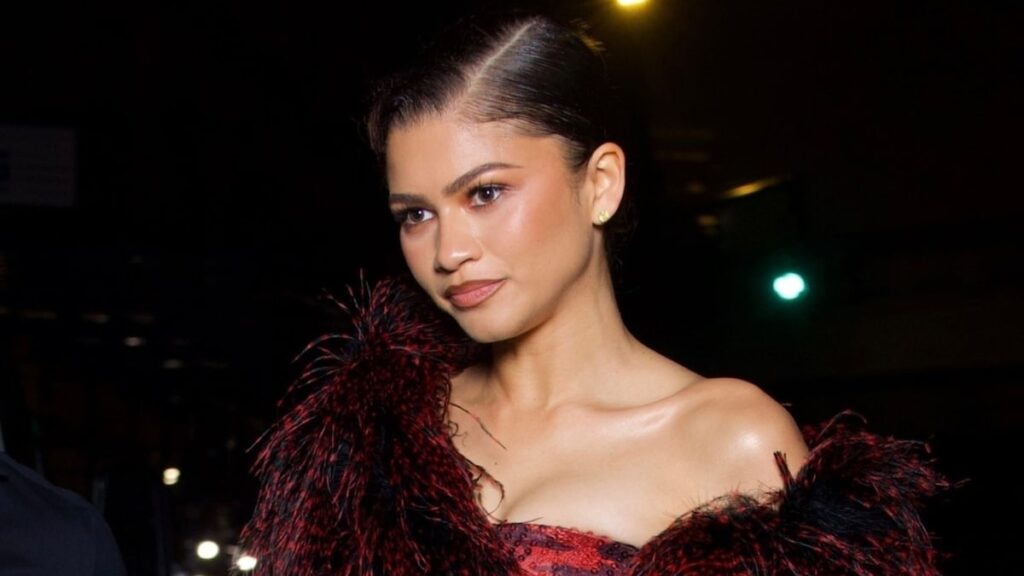 Zendaya toca la cabeza con un vestido rojo sin tirantes en la Gala Met Afterparty con un tributo especial