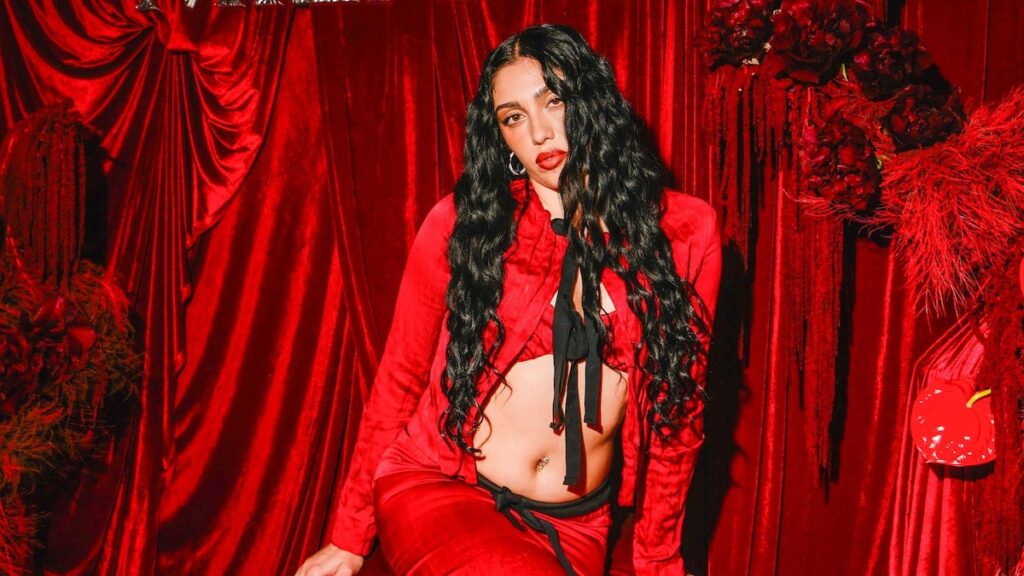 Lourdes Leon patea el Hot Latina Summer en Fiery Velvet Look (Fotos)