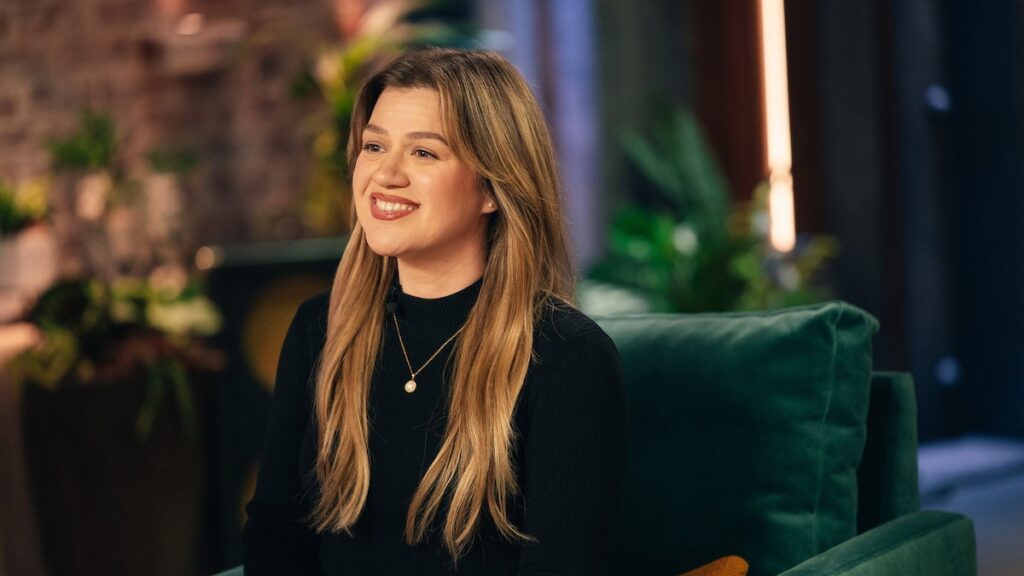 Kelly Clarkson y RRHH se enfrentan a la apariencia de los cumplidos