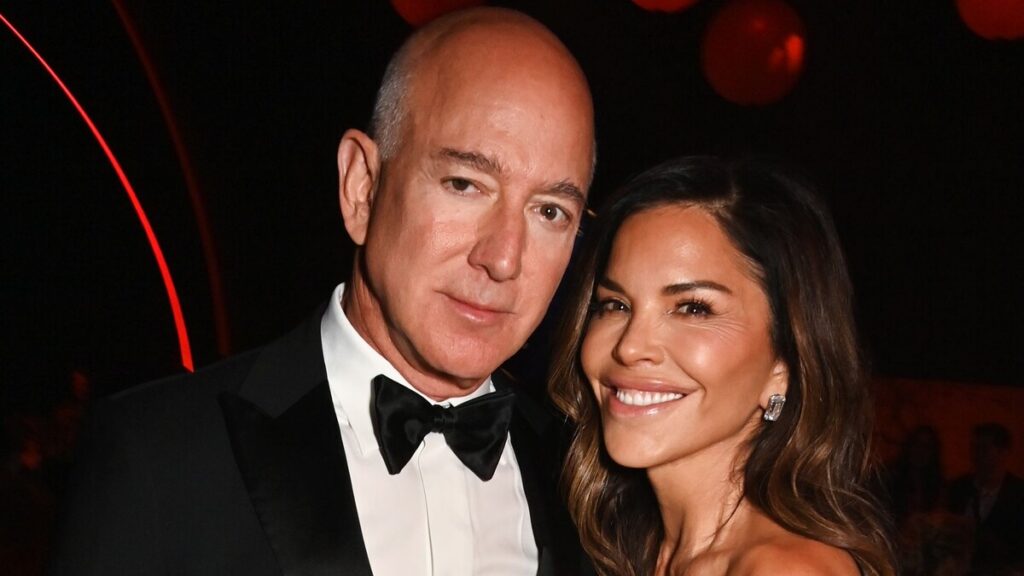 Lauren Sánchez y Jeff Bezos Rock Soft Pastels en la noche de fecha previa a la boda