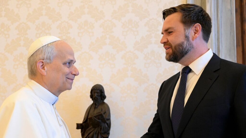 Por qué el vicepresidente no besó el anillo del Papa