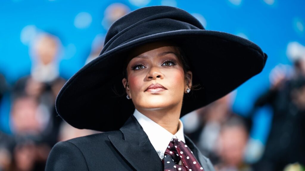 Los fanáticos de Rihanna reaccionan a su nueva canción inesperada