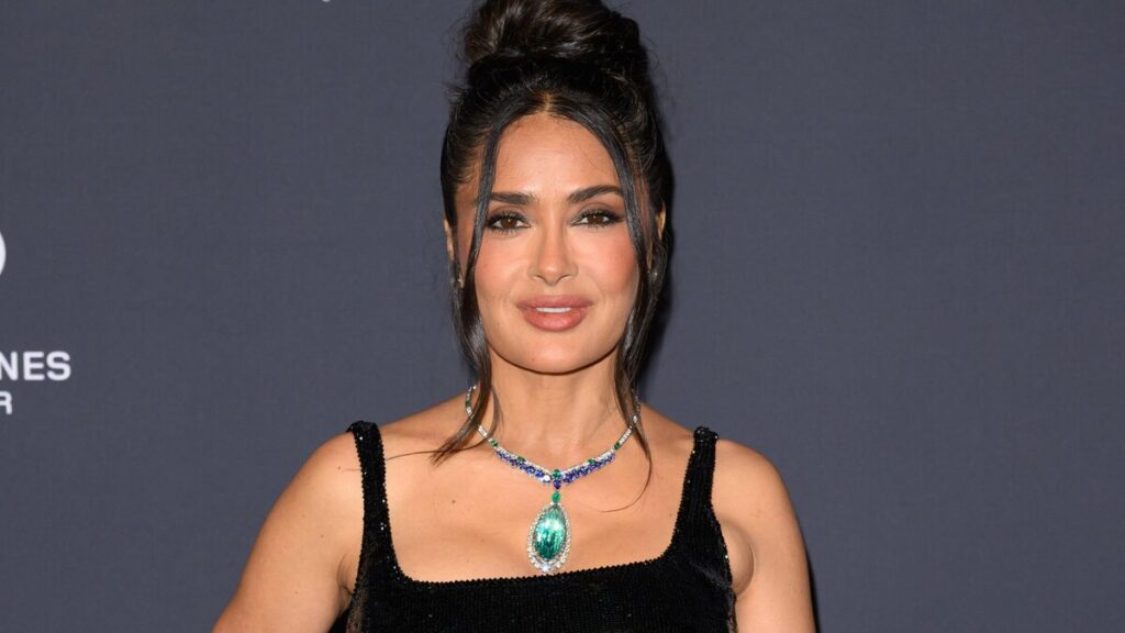 Por qué Salma Hayek accidentalmente llevaba bikinis ‘extra’ en la última sesión de fotos