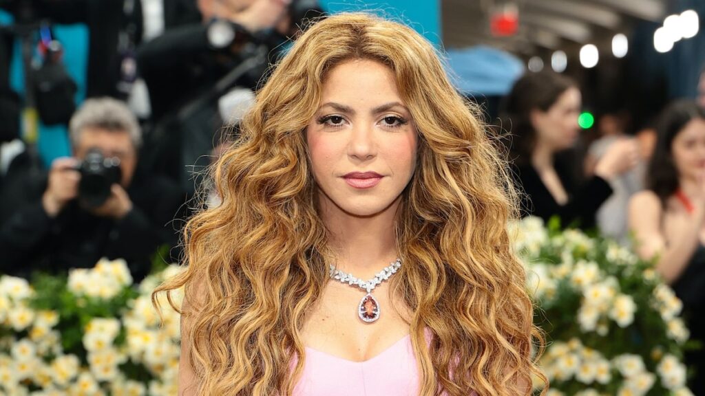Shakira llega a su segunda gala Met en Bubble Gum Pink Look