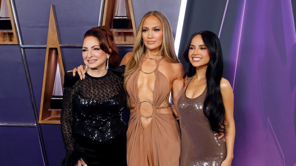 Gloria Estefan, Jennifer López y Becky G fueron puro poder en el 2025 AMAS (Video)