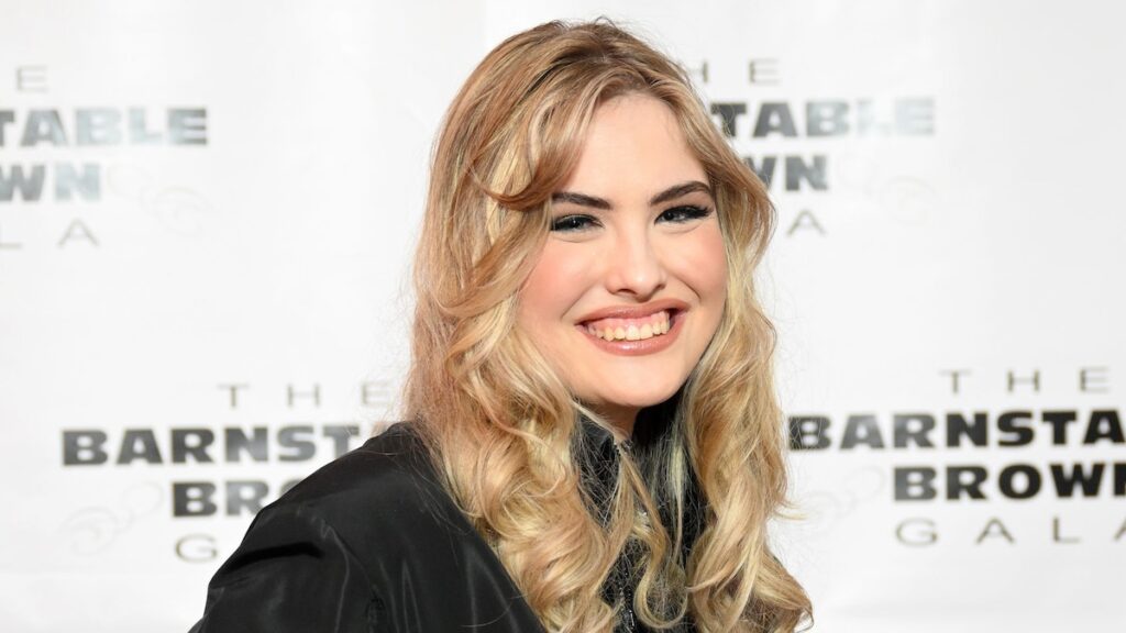 Anna Nicole Smith, su hija Dannielynn, de 18 años, usa el icónico vestido del difunto modelo