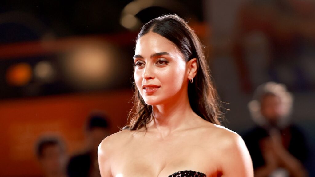 Melissa Barrera está de vuelta en acción junto con Simu Liu en el thriller de espionaje ‘The Copenhagen Test’