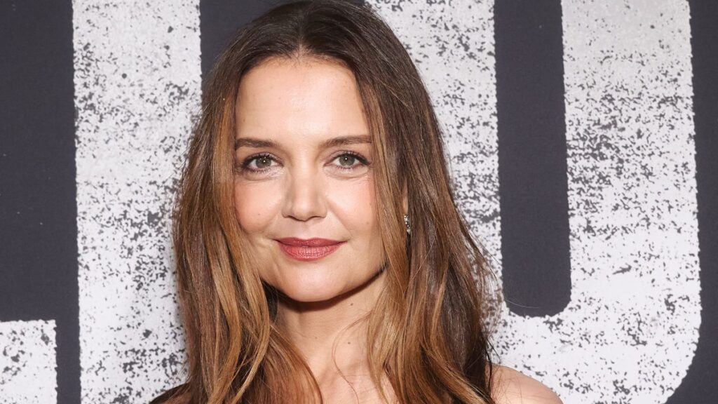 Katie Holmes revela la transformación del cabello para el verano: vea su look boho-chic
