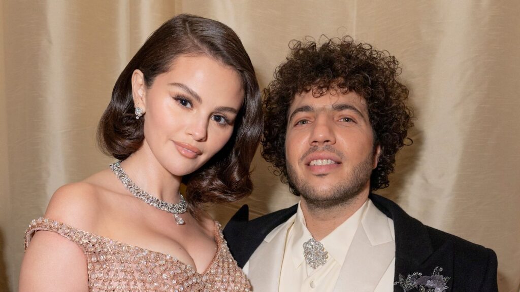 Selena Gomez aborda rumores de trampa que involucran a Benny Blanco