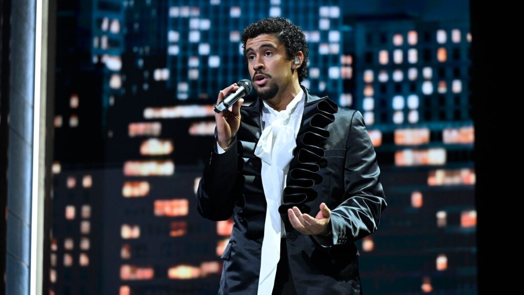 Bad Bunny Recreates ‘Almuerzo sobre una foto de Skyscraper’ en ‘SNL’ Tribute de rendimiento