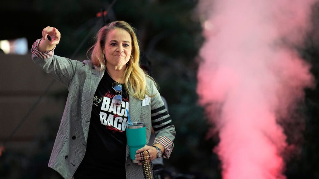 Hammon Elogia A Popovich y Está “Superfeliz” como atrenadora en la wnba