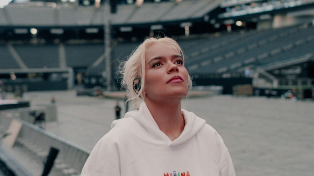 Karol G reflexiona sobre su viaje y su próximo documental: “Los sueños se hacen realidad”