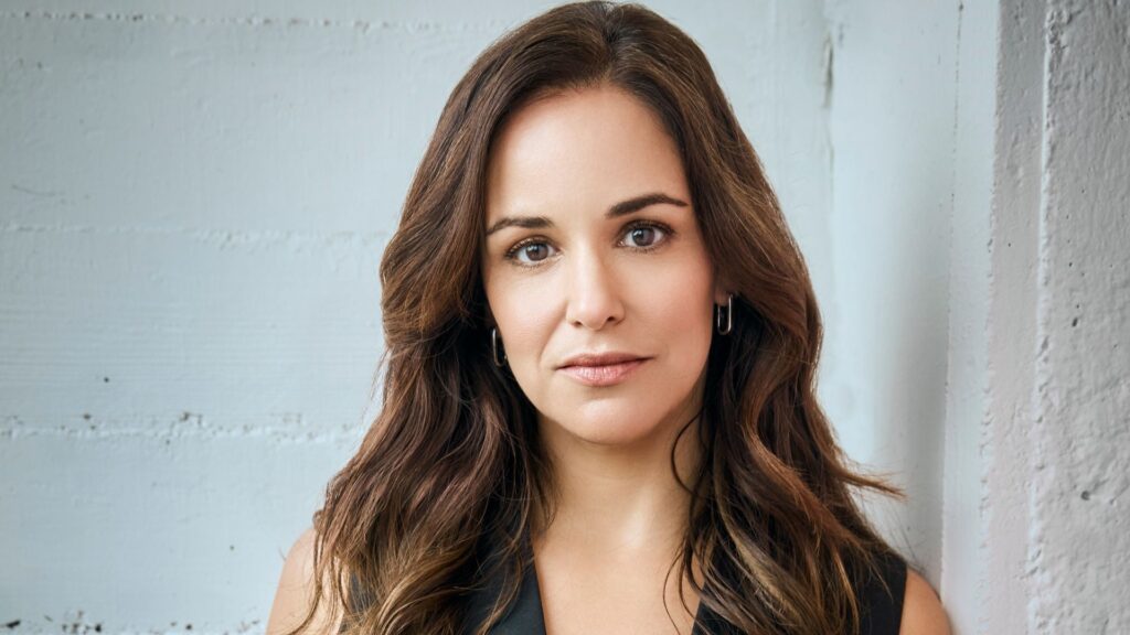 Melissa Fumero en ‘Grosse Pointe Garden Society’ y posee su confianza