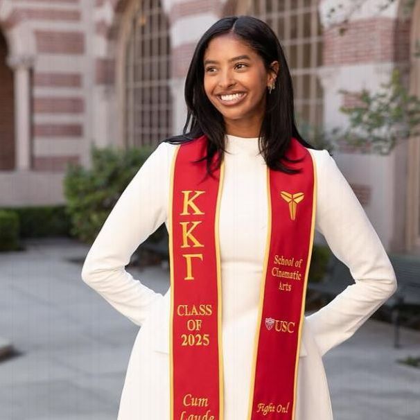 Natalia Bryant Honra A Kobe Congototipo en Cinto Al Graduarse de USC