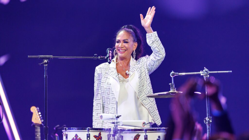Sheila E. Reclama el ritmo con un cambio de imagen latino que debe listarse de ‘La vida glamorosa’