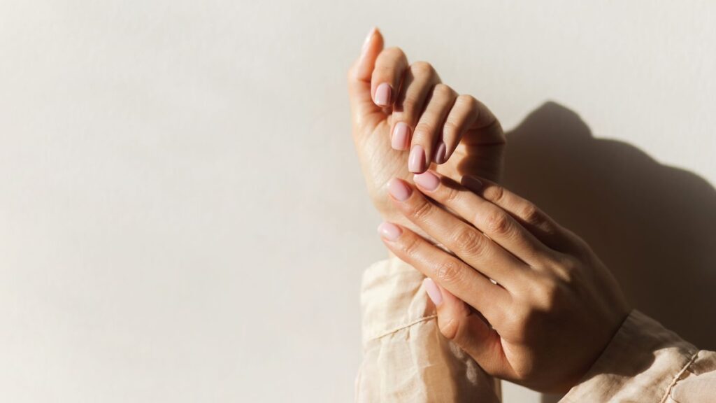 Las ‘uñas de jabón’ son la tendencia de manicura de chicas limpias que se apoderan: aquí le mostramos cómo recrearla en casa