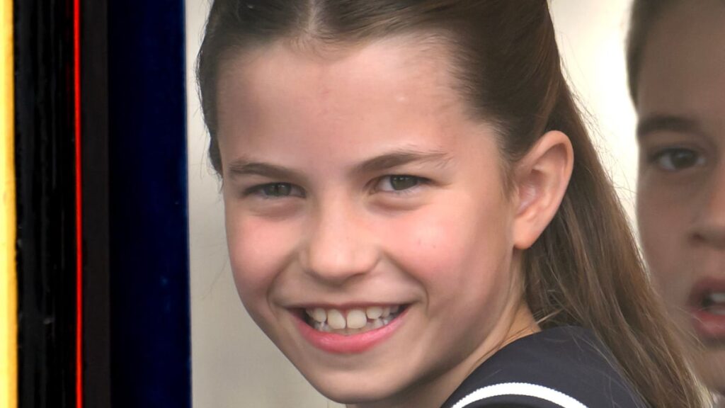 La princesa Charlotte usa camuflaje en una nueva foto tomada por mamá Kate