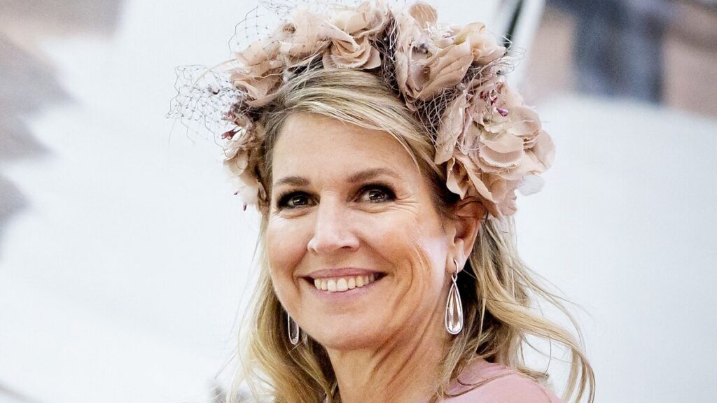 Queen Maxima exuda vibraciones de primavera con tocado de flores