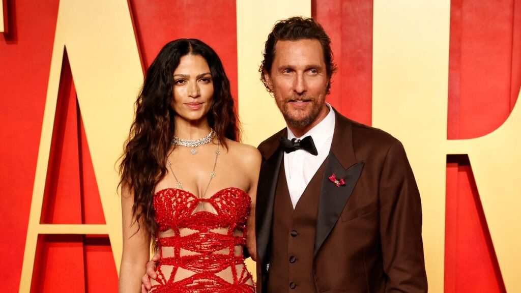 Matthew McConaughey y su esposa Camila Alves muestran sus movimientos de baile sin pantalones