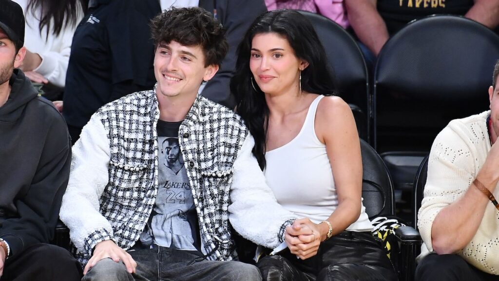Kylie Jenner se ve locamente enamorada y feliz sentada en la cancha con Timothée Chalamet en el juego Lakers