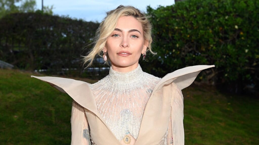 Paris Jackson posa con un vestido dramático de la Gala Amfar en Cannes