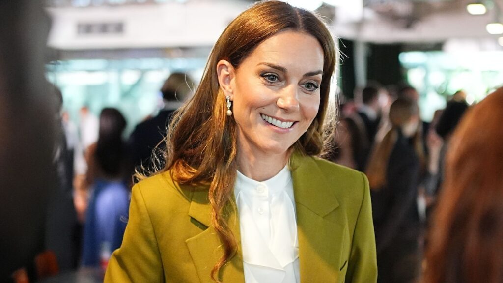 La princesa de Gales parece elegante de negocios en Victoria Beckham Pantsuit