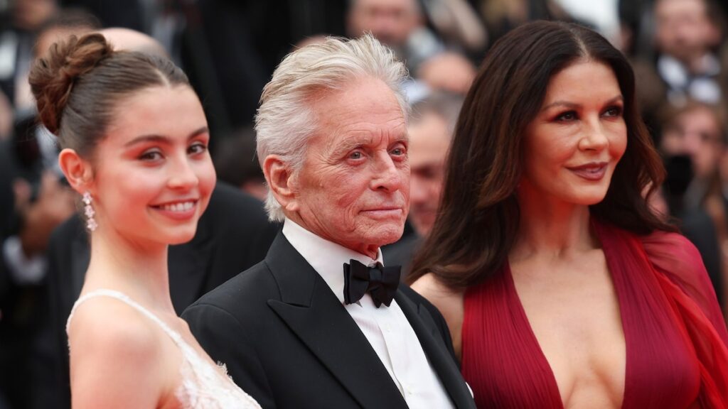 Catherine Zeta-Jones y Michael Douglas Beam en la graduación de su hija Carys