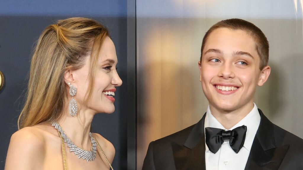 Knox hace reír a Angelina Jolie durante la salida de LA