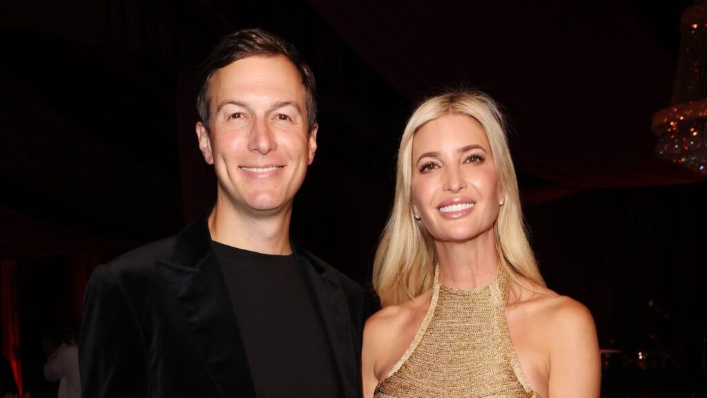 Ivanka Trump aturde en mono de impresión tropical en la salida de yates familiares