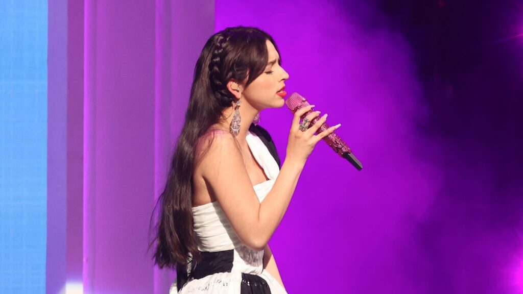 Christian Nodal tiene pensamientos sobre las extensiones de cabello de Ángela Aguilar