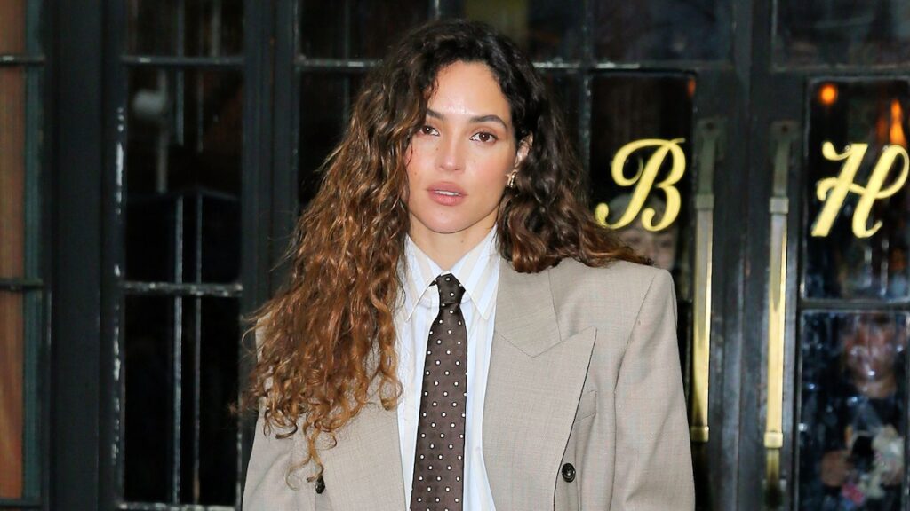 Adria Arjona gira las cabezas con un giro sexy en un traje de gran tamaño en la última salida de Nueva York