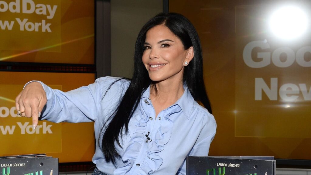 Lauren Sánchez concluyó su licencieta llena de estrellas con una mirada sexy de dos piezas