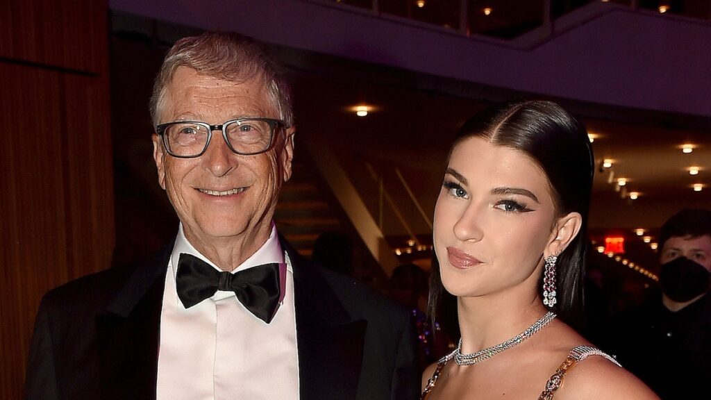 Phoebe Gates sobre cómo Bill Gates reacciona cuando trae las fechas a casa: ‘Es divertido’